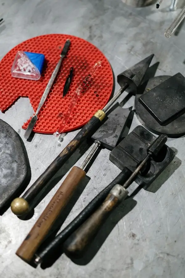 Birgitta utanför verkstaden