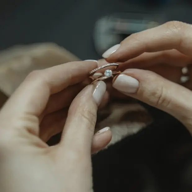 Handgjord dubbelring i silver med sten. Klensmide i Uppsala