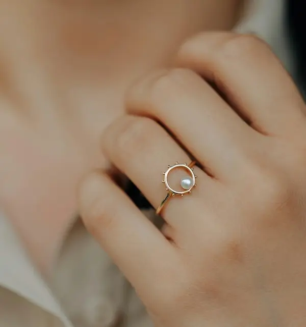 Handgjord ring med pärla i silver  klensmide av Birgitta