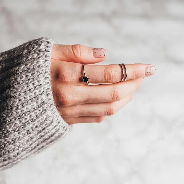 Handgjord silverring med hjärtdetalj