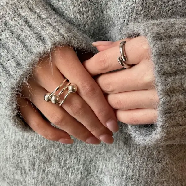 Två handgjorda silverringar i klassisk design