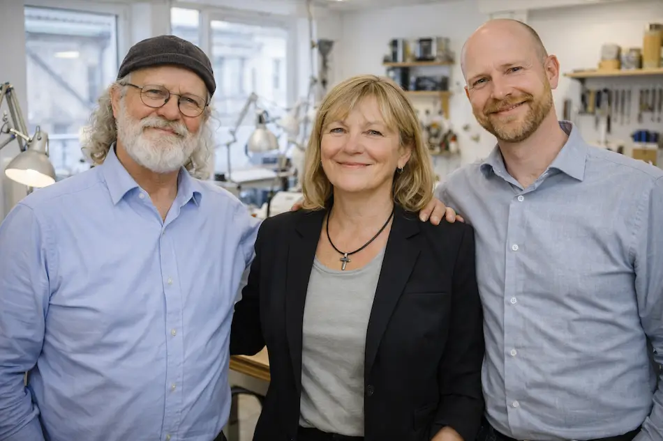 Birgitta smider en ring